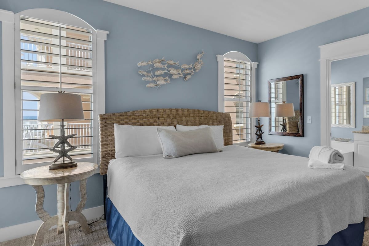 Condo, varias camas, balcón, vista al océano (Monterey Condos B202) | 3 habitaciones, decoración personalizada y muebles diferentes