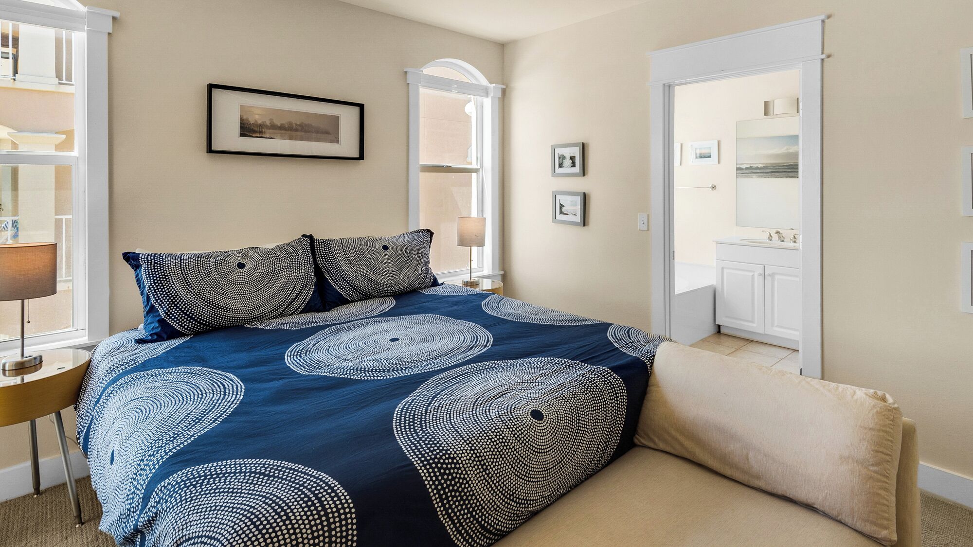 Condo, varias camas, balcón, vista al océano (Monterey Condos B302) | 3 habitaciones, decoración personalizada y muebles diferentes 