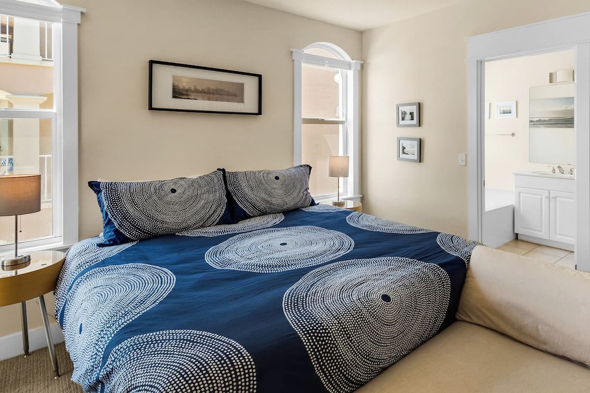 Condo, varias camas, balcón, vista al océano (Monterey Condos B302) | 3 habitaciones, decoración personalizada y muebles diferentes