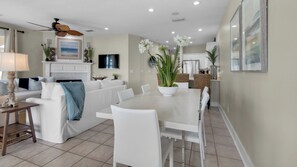 Condo, Plusieurs lits, balcon, vue sur l’océan (Monterey Condos B402) | Restauration