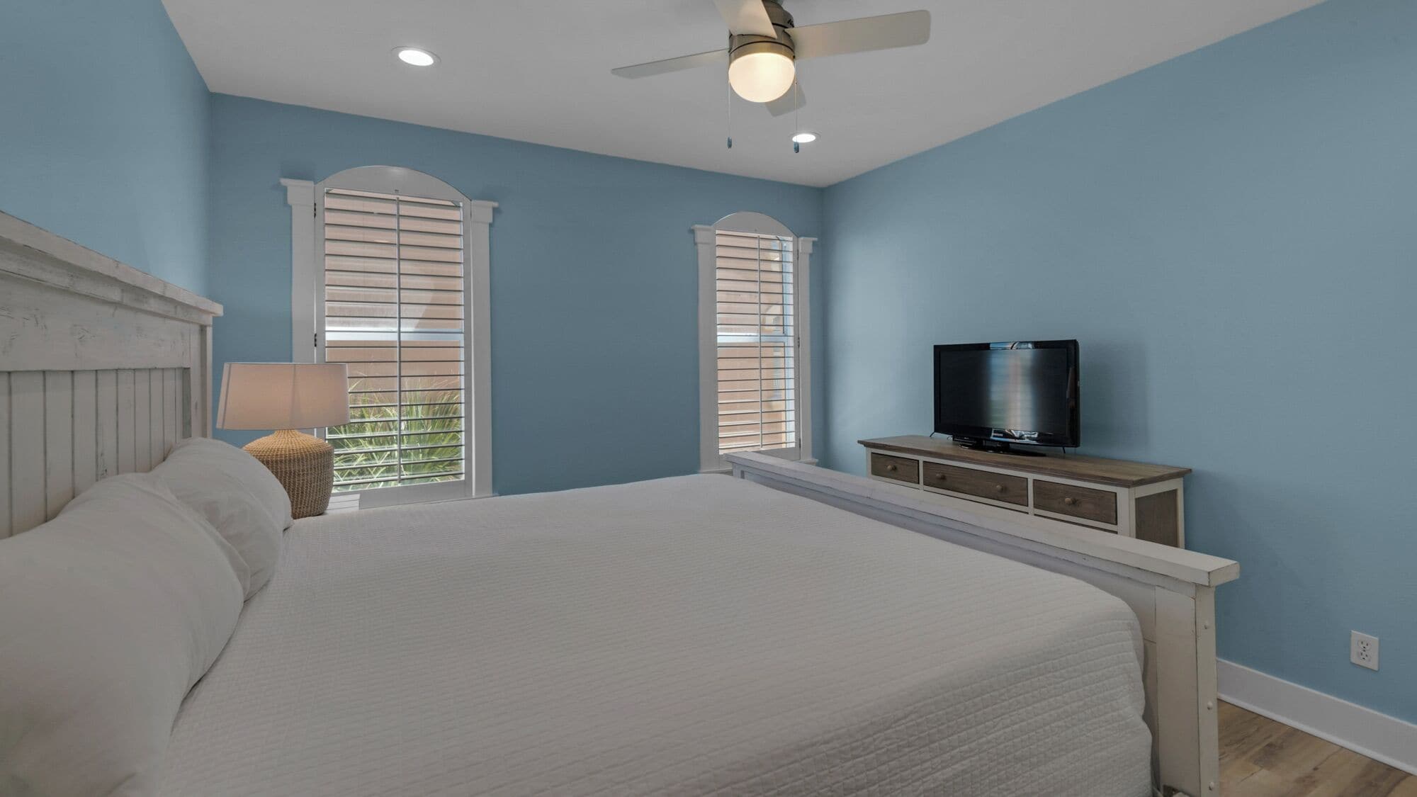 Condo, varias camas, balcón, vista al océano (Monterey Condos C301) | 3 habitaciones, decoración personalizada y muebles diferentes 