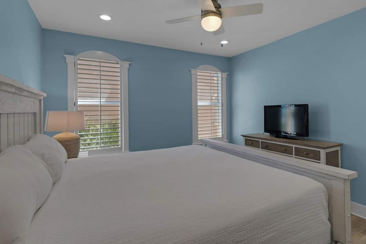 Condo, varias camas, balcón, vista al océano (Monterey Condos C301) | 3 habitaciones, decoración personalizada y muebles diferentes