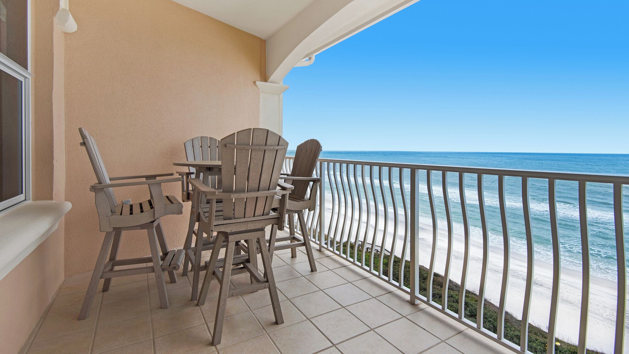 Lejlighed - flere senge - balkon - havudsigt (Monterey Condos B402) | Udendørs spisemuligheder