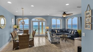Apartamento, varias camas, balcón, vistas al mar (Monterey Condos B202) | Zona de estar | Televisión de pantalla plana de 42 pulgadas con canales digitales
