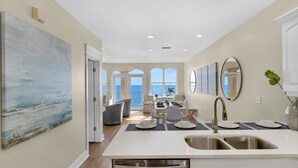 Leilighet, flere senger, terrasse, havutsikt (Monterey Condos B301) | Innvendig