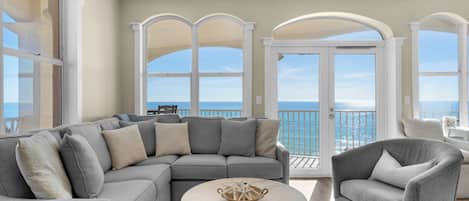 公寓客房, 多張床, 露台, 海景 (Monterey Condos B301) | 客廳 | 42 吋平面電視連數碼電視頻道
