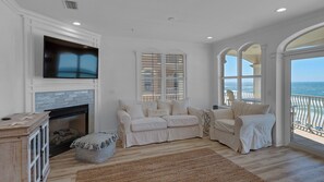 คอนโด, หลายเตียง, ระเบียง, วิวทะเล (Monterey Condos C301) | บริเวณนั่งเล่น | ทีวีจอแบน 42 นิ้ว พร้อมช่องดิจิตอล