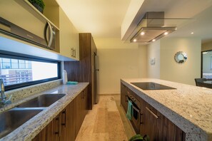 Deluxe Condo | Private kitchen | Fridge, microwave, toaster, blender - Condo Arena - Rooftop with Ocean Views (Playa del Carmen)
