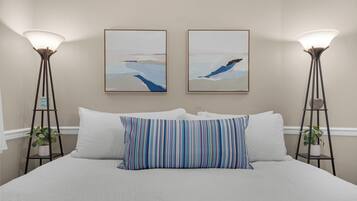 Condo, várias camas, sacada, vista para o oceano (Moondrifter 405 - No Pets Allowed) | 2 quartos, individualmente decorados, individualmente mobiliados