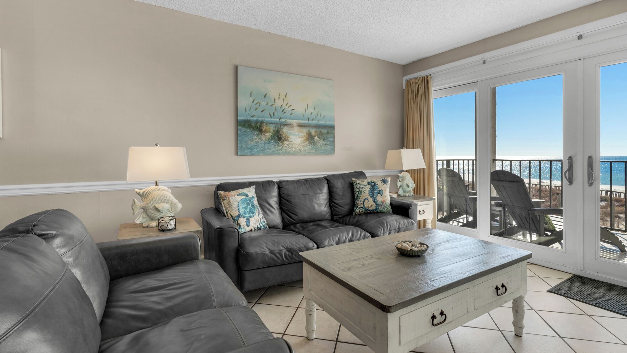 公寓客房, 多張床, 露台, 海景 (Moondrifter 405 - No Pets Allowed) | 客廳 | 42 吋平面電視連數碼電視頻道