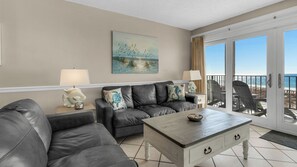 คอนโด, หลายเตียง, ระเบียง, วิวทะเล (Moondrifter 405 - No Pets Allowed) | บริเวณนั่งเล่น | ทีวีจอแบน 42 นิ้ว พร้อมช่องดิจิตอล