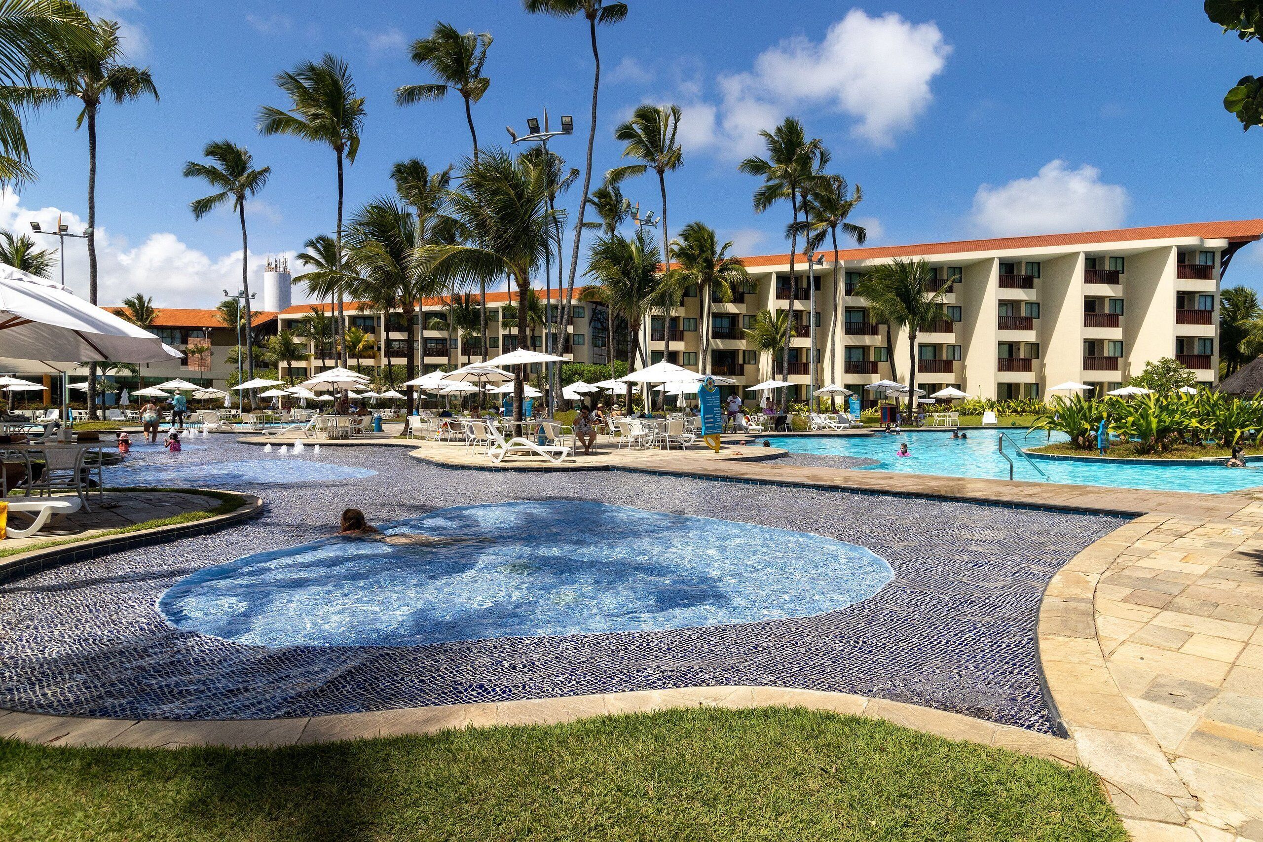 2 hồ bơi ngoài trời, dù/ô trên bãi biển/hồ bơi, ghế dài tắm nắng 