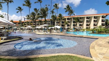 2 utendørsbassenger, bassengparasoller og solsenger