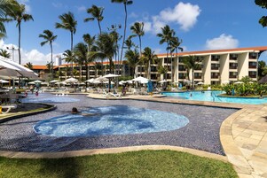 2 piscinas al aire libre, sombrillas, tumbonas