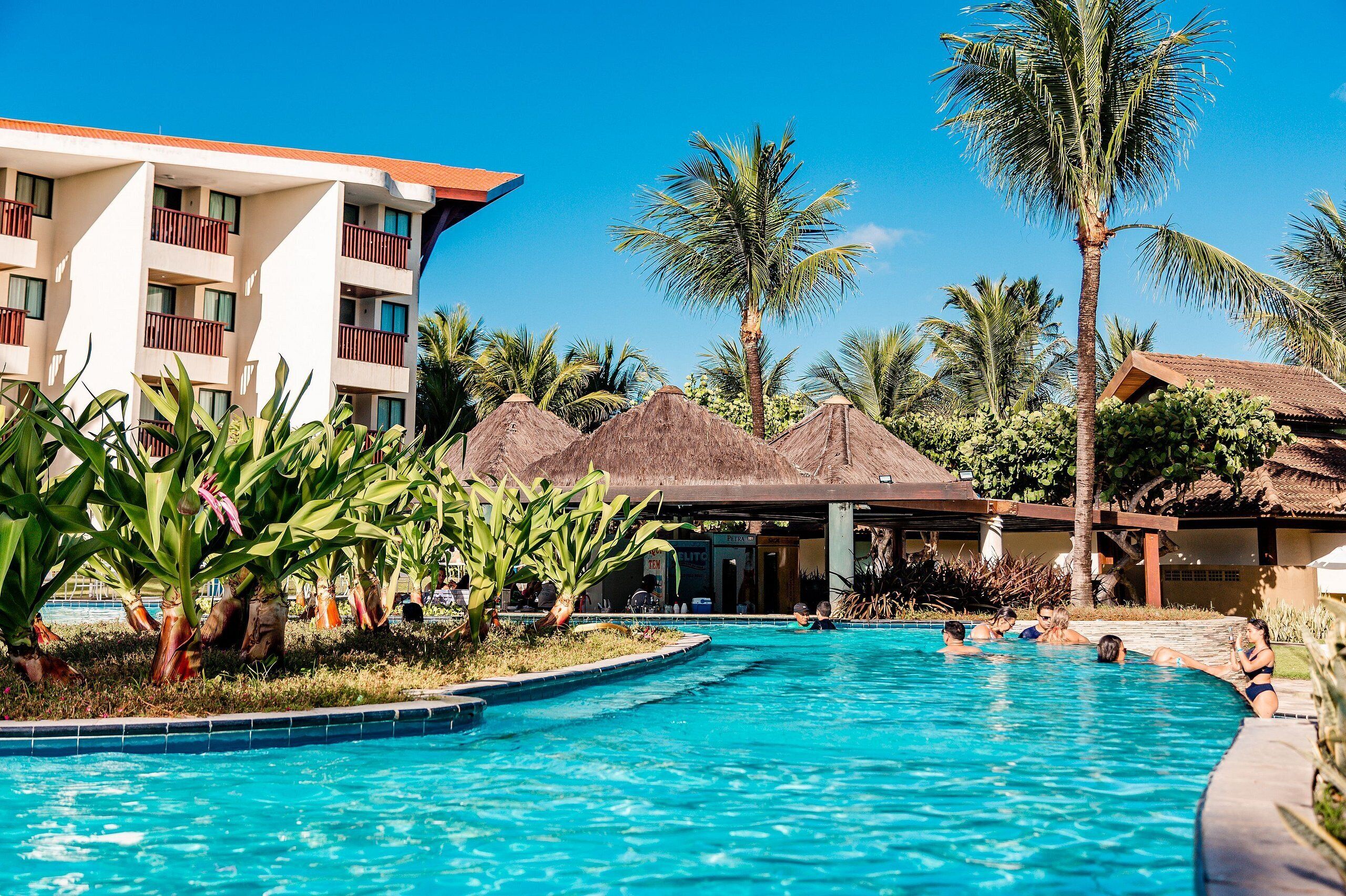 Departamento | Alberca | 2 albercas al aire libre, sombrillas en la alberca y camastros 