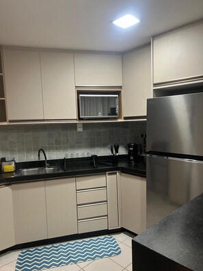 Deluxe Apartment | Private kitchen | Blender, cookware/dishes/utensils