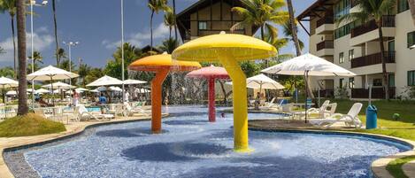 2 piscines extérieures, parasols de plage, chaises longues