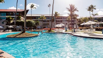 2 utendørsbassenger, bassengparasoller og solsenger