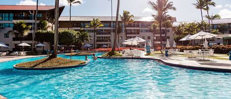 2 piscines extérieures, parasols de plage, chaises longues