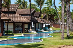 2 kolam renang outdoor, dengan payung kolam renang dan kursi berjemur