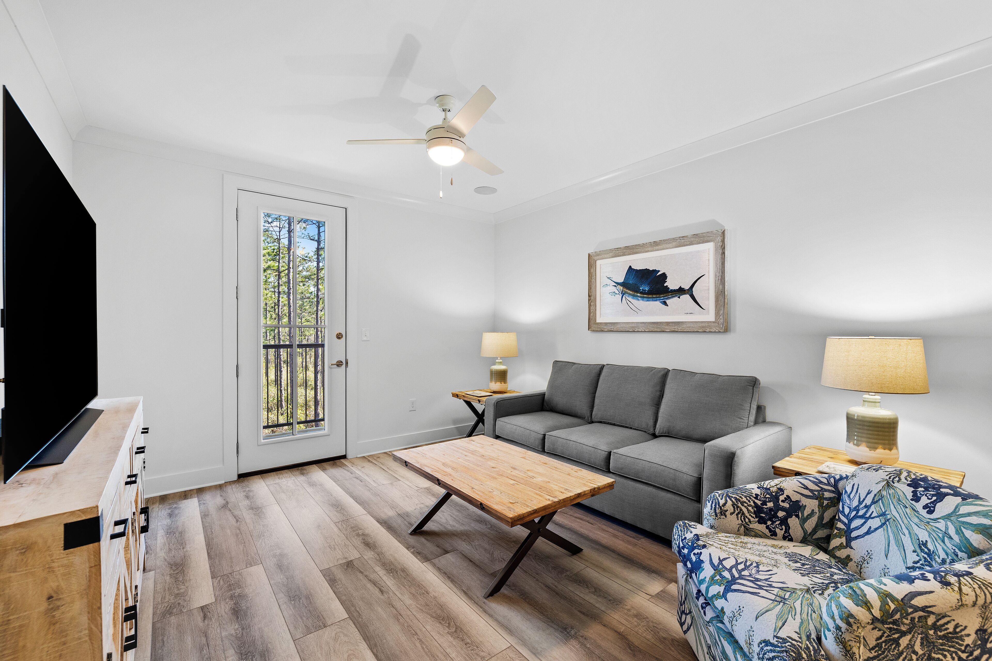 Condo, 1 giường cỡ king và sofa giường, ban công, quang cảnh vườn (Pinewood30A 334) | Khu phòng khách | TV màn hình phẳng 42-inch có truyền hình kỹ thuật số 