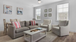 Bloc d'apartaments, diversos llits, pati (Pinewood30A 437) | Sala d'estar | Televisor de pantalla plana de 42 polzades amb canals digitals 