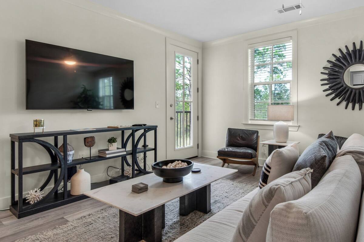 Condo, varias camas, patio, vista al jardín (Pinewood30A 336) | Área de sala de estar | Televisión de pantalla plana de 42 pulgadas con canales digitales