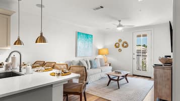 Condo, 1 cama King, varanda, vista para o jardim (Pinewood30A 341) | Área de estar | TV de tela plana 42 polegadas com canais digitais