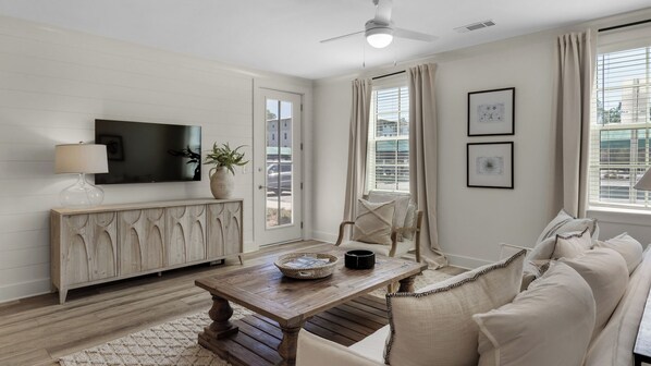 콘도, 침대(여러 개), 파티오 (Pinewood30A 412) | 거실 공간 | 디지털 채널 시청이 가능한 42인치 평면 TV