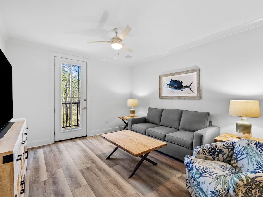 Leilighet, 1 kingsize-seng med sovesofa, balkong, hageutsikt (Pinewood30A 334) | Oppholdsområde | En 42-tommers Flatskjerm-TV med digitale kanaler