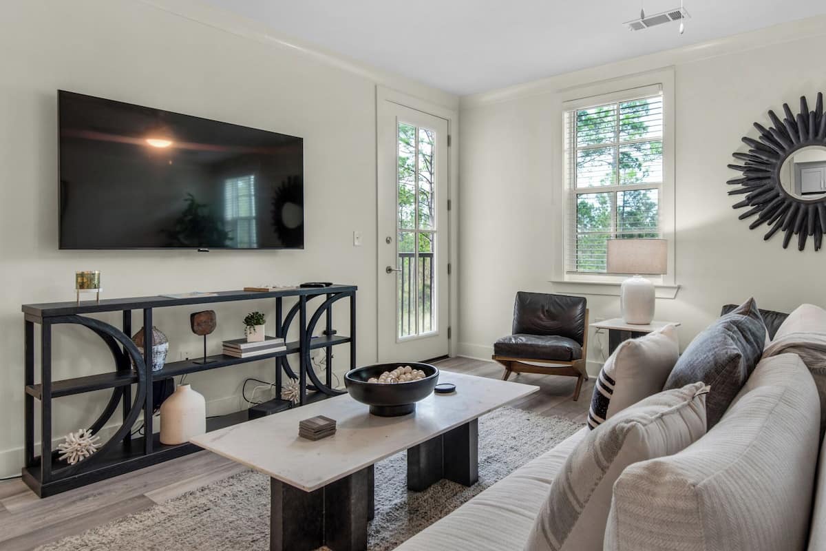 Condo, várias camas, varanda, vista para o jardim (Pinewood30A 336) | Área de estar | TV de tela plana 42 polegadas com canais digitais