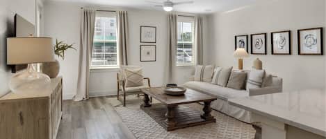 コンドミニアム ベッド (複数台) パティオ (Pinewood30A 412) | リビング エリア | 42 インチの薄型テレビ (デジタル放送視聴可)