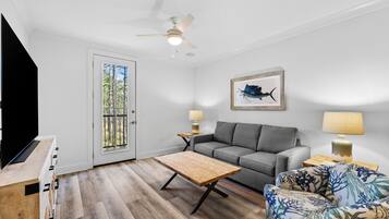 Apartment, 1 King-Bett und Schlafsofa, Balkon, Gartenblick (Pinewood30A 334) | Wohnbereich | 42-Zoll-Flachbildfernseher mit Digitalempfang