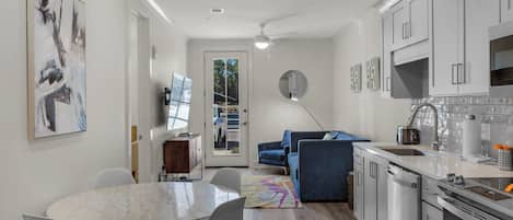 コンドミニアム クイーンベッド 1 台ソファーベッド付き パティオ (Pinewood30A 318) | 専用キッチン | コーヒー / ティーメーカー