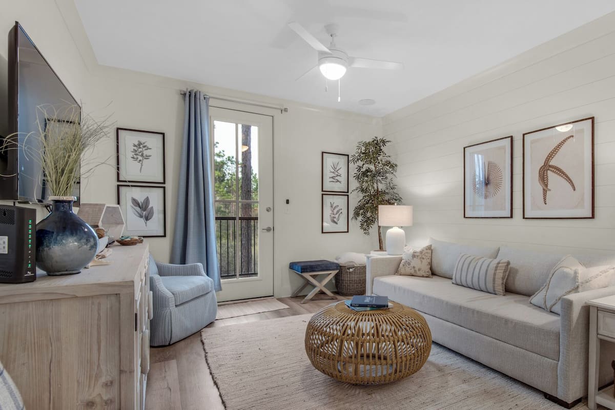 Appartamento, 1 letto king con divano letto, patio, vista giardino (Pinewood30A 424) | Area soggiorno | TV a schermo piatto 42 pollici con canali digitali