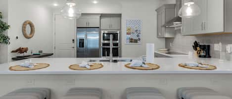 Condo, varias camas, patio, vista al jardín (Pinewood30A 323) | Cocina privada | Cafetera y tetera