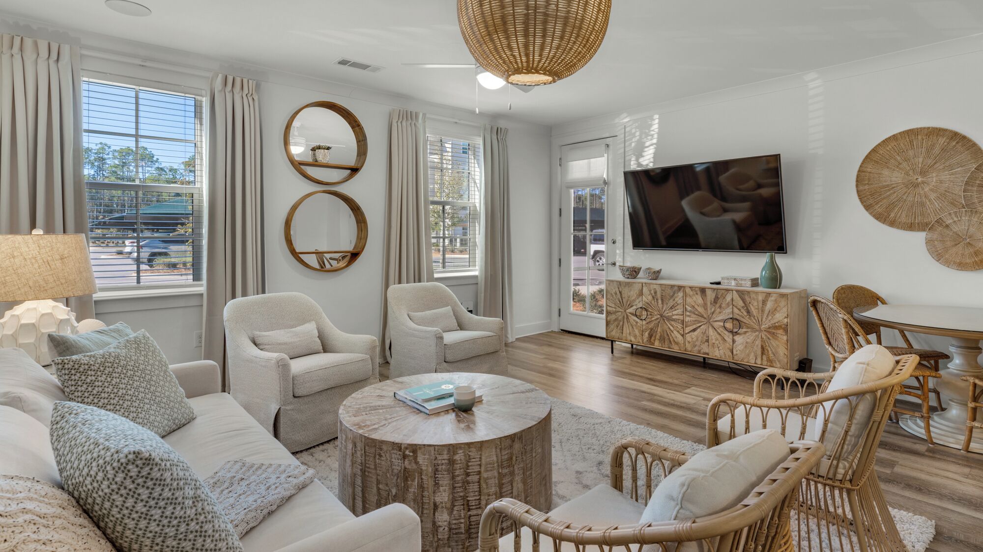 Condo, varias camas, patio (Pinewood30A 317) | Área de sala de estar | Televisión de pantalla plana de 42 pulgadas con canales digitales 