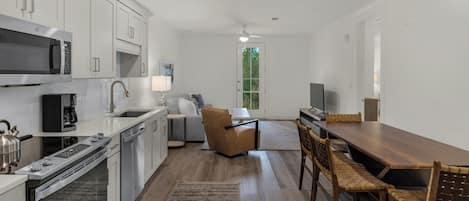 คอนโด, เตียงคิงไซส์ 1 เตียง, ลานระเบียง, วิวสวน (Pinewood30A 415) | ครัวส่วนตัว | เครื่องชงกาแฟ/ชา