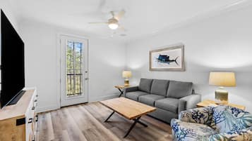 Appartement, 1 kingsize bed met slaapbank, balkon, uitzicht op tuin (Pinewood30A 334) | Woonruimte | Een 42-inch flatscreentelevisie met digitale zenders