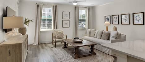 Apartamento, varias camas, patio (Pinewood30A 412) | Zona de estar | Televisión de pantalla plana de 42 pulgadas con canales digitales