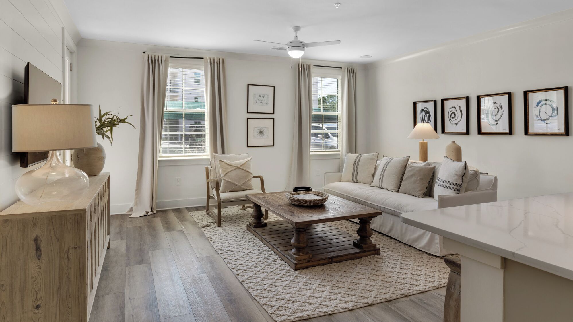 Condo, nhiều giường, sân hiên (Pinewood30A 412) | Khu phòng khách | TV màn hình phẳng 42-inch có truyền hình kỹ thuật số 