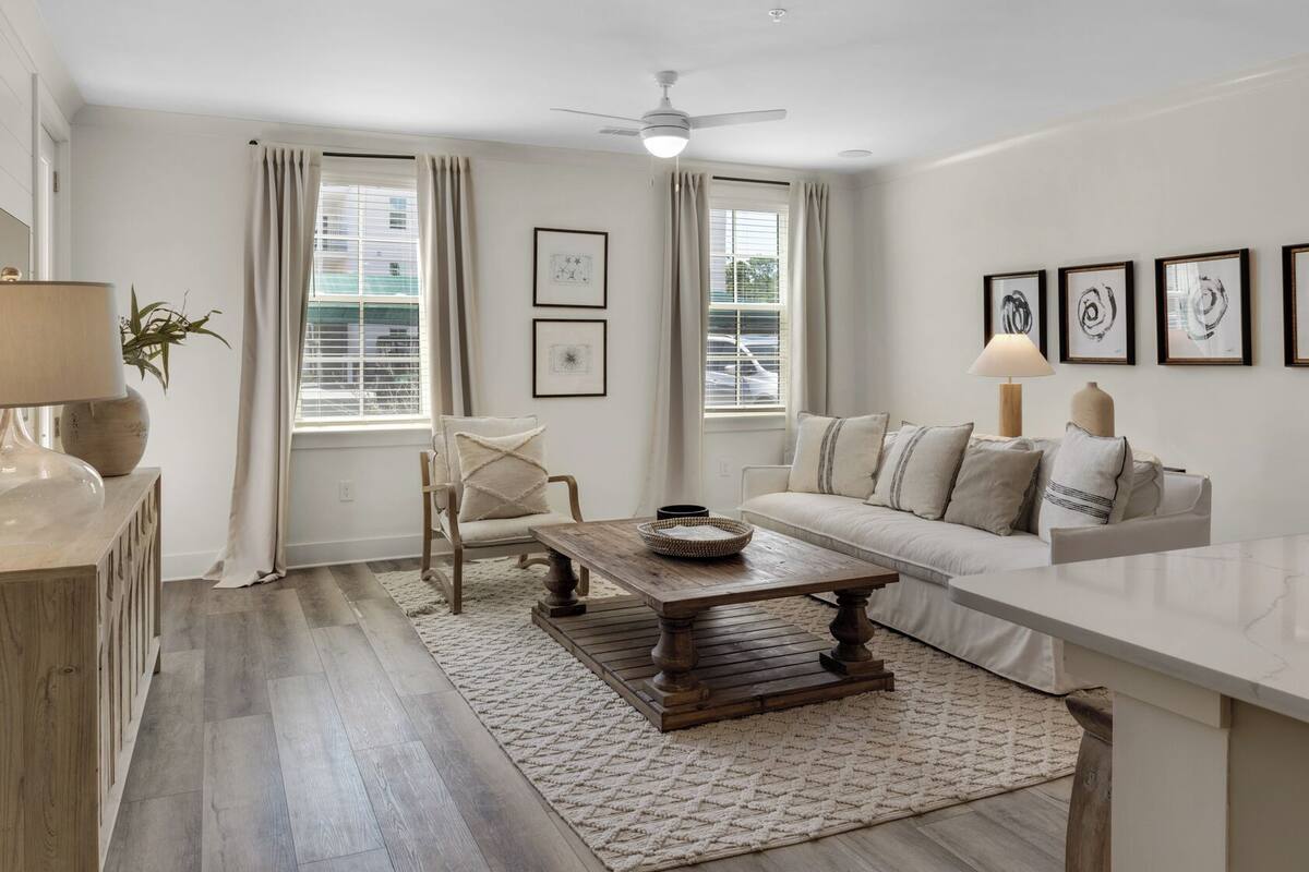 Condo, varias camas, patio (Pinewood30A 412) | Área de sala de estar | Televisión de pantalla plana de 42 pulgadas con canales digitales