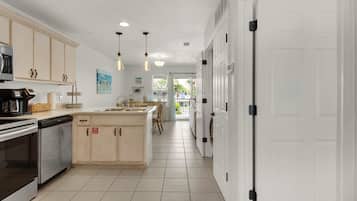 Condo, várias camas, sacada, vista para a piscina (Rollin Tide C7) | Cozinha privada | Cafeteira/chaleira