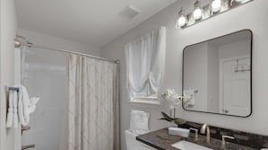 Appartement, Meerdere bedden, terras, uitzicht op zwembad (Rollin Tide C4) | Badkamer | Gratis toiletartikelen, een haardroger, handdoeken, zeep