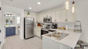 Apartamento, varias camas, balcón, vistas a la piscina (Rollin Tide C7) | Cocina privada | Cafetera o tetera