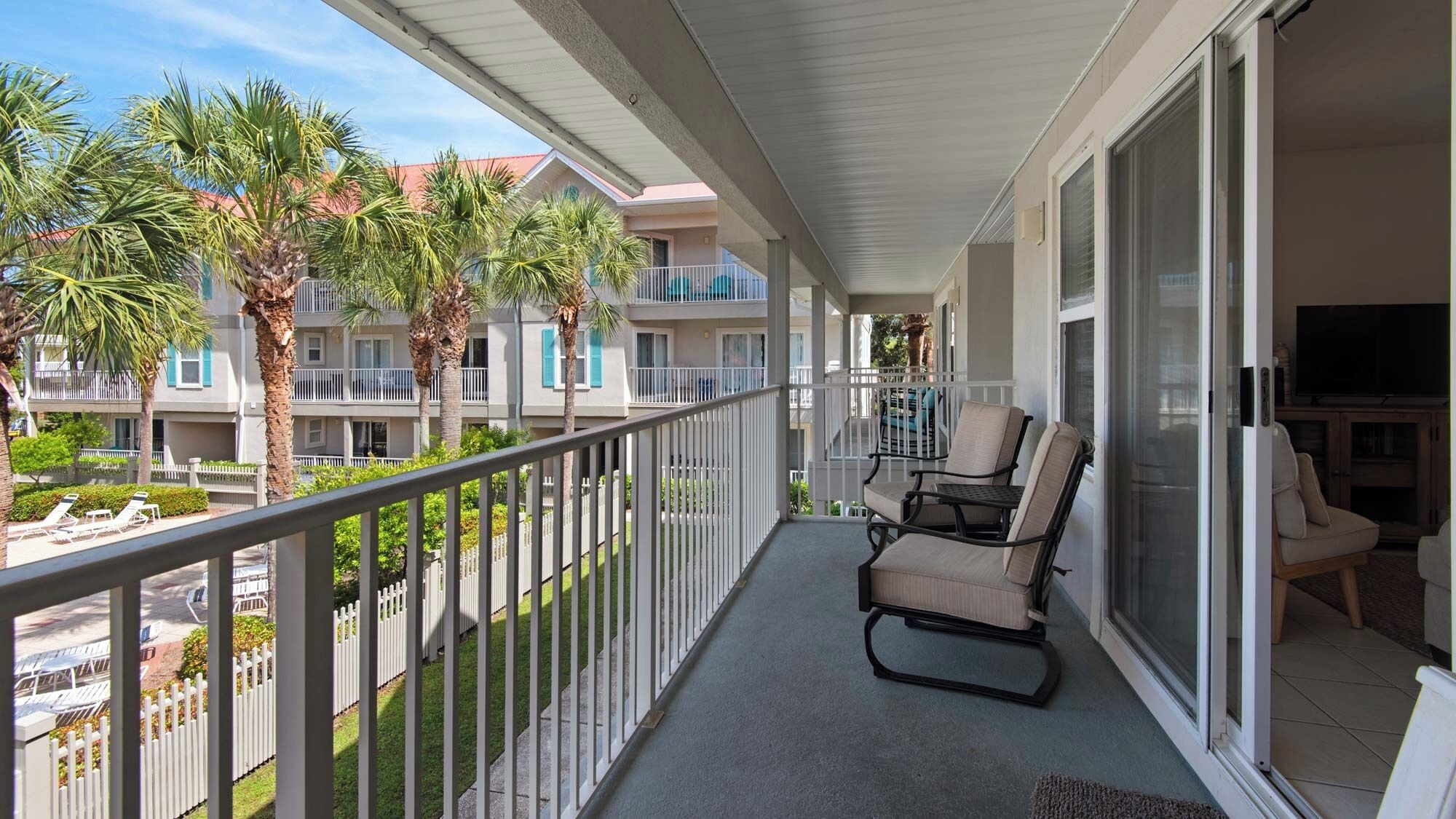 公寓式客房, 多张床, 阳台, 泳池景观 (Rollin Tide C7) | 露台