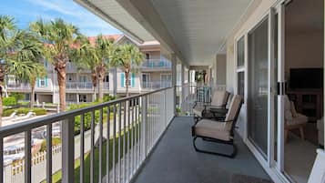 Leilighet, flere senger, balkong, bassengutsikt (Rollin Tide C7) | Terrasse/patio