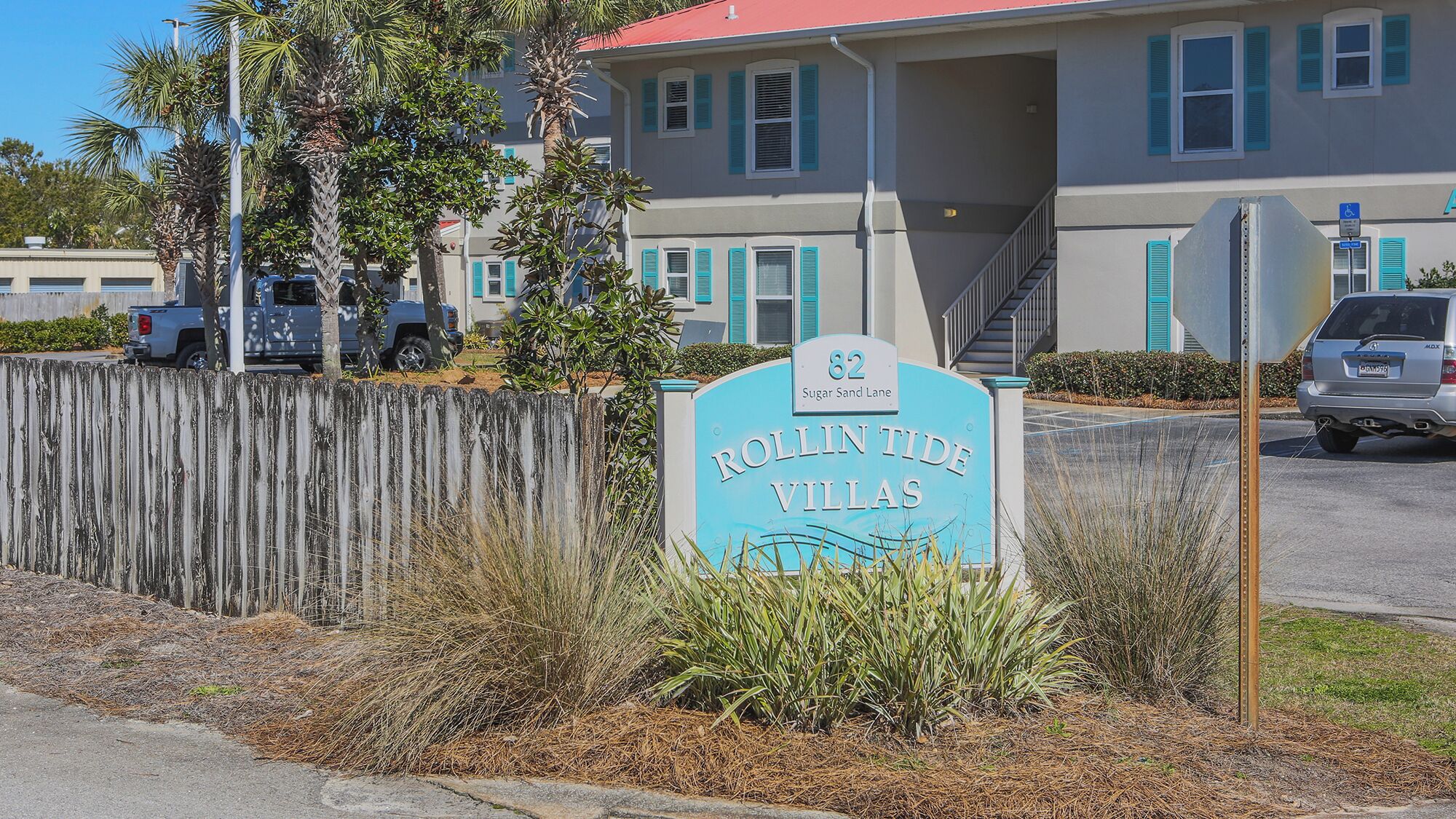 Naamplaatje voor 'Rollington Villas' met het nummer '82' en 'Sugar Sand Lane'.