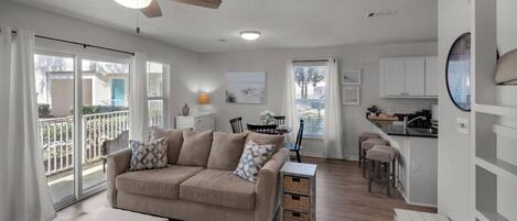 Apartment, Mehrere Betten, Terrasse, Poolblick (Rollin Tide C4) | Wohnbereich