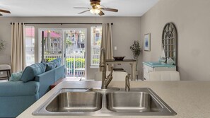 Condo, 1 cama King e sofá-cama, varanda, vista para a piscina (Rollin Tide C2) | Parte interna